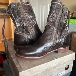 Bed Stu Cheshires sz 9 brown leather book